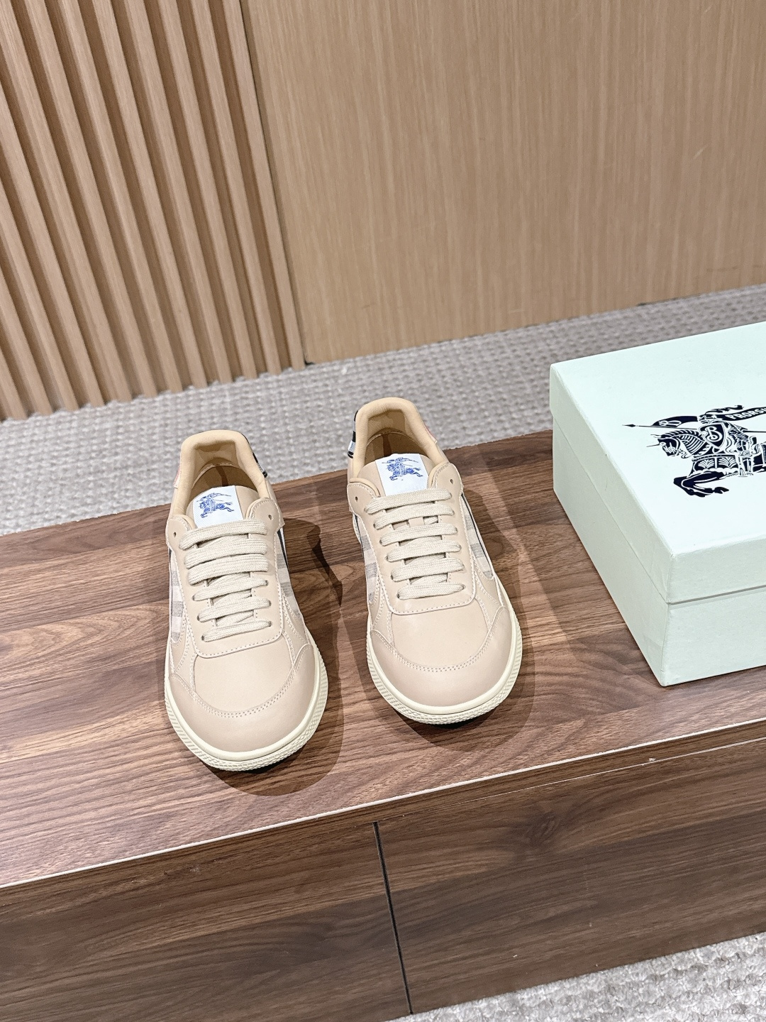 NO:789031,[Made in Guangzhou] BURBERRY Terrace men's sneakers with classic elements, super comfortable shoes, knight blue non-slip soles, finally saw the latest diagonal checkered calfskin sneakers, the color is really good, you can match it with anything. Sneakers, made of cotton blended calfskin. Crafted in Italian workshops, decorated with worsted Burberry check pattern. The rubber sole is decorated with the archive Burberry letter logo. From Burberry  A classic series that interprets wardrobe must-have styles with a distinctive brand style. The upper and tongue are embellished with the Equestrian Knight logo (EKD) label. The foot pads are leather insoles. The outsole is embellished with the Burberry letter logo. Size 38/39/40/41/42/43/44/45 (38/45 is non-returnable), casual shoes/sports shoes, burberry, burberry, sneakers, cowhide19860909【莞产】BURBERRY 巴宝莉格纹 Terrace男士运动鞋 经典原素 超舒服的鞋子 骑士蓝色防滑鞋底 终于看到了最新的斜式格纹小牛皮运动鞋颜色真的好好看,怎么搭都可  运动鞋,选用棉质混纺面料小牛皮打造.于意大利工坊匠制而成,装饰精纺 Burberry 格纹图案.橡胶鞋底饰有典藏 Burberry 字母徽标.来自 Burberry 经典之作系列,以鲜明品牌风格诠释衣橱必备款式. 鞋面鞋舌处点缀马术骑士徽标（EKD）标签 垫脚皮革鞋垫 大底点缀 Burberry 字母徽标 尺码38/39/40/41/42/43/44/45（38/45不退换）,休闲鞋/运动鞋,burberry,burberry,sneakers,cowhide,Women's Shoes