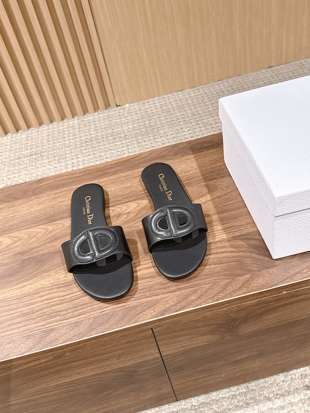 NO:789668,Christian Dior's 2026 spring and summer new fashion slippers are simple and super versatile. Perfect and luxurious on the feet, they can be matched with any spring and summer clothes. The feet feel even more comfortable!  Made of cowhide material, sheepskin lining, genuine leather outsole Size 35-39 (40.41. Customization is non-refundable), slippers, dior, dior, slippers, cowhide, sheepskin, Leather soles19860909Christian Dior迪奥2026春夏新款时装拖鞋 简约超级百搭. 上脚完美奢华,可任意搭配,春夏服饰. 脚感更是舒适！选用牛皮材质 羊皮内里 真皮大底 Size35-39（40.41.定制不退换）,拖鞋,dior,dior,slippers,cowhide,sheepskin,Leather soles,Women's Shoes