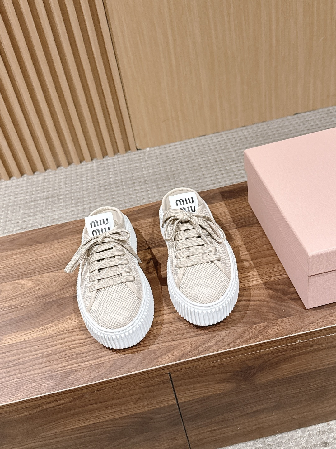 NO:789664,MIU MIU Miu Miu's new retro fashion thick-soled biscuit shoes are low-key and luxurious. The shoes are ultra-light overall and do not pick on the shape of the foot. The style is really simple and good-looking, and it is an eye-catching artifact that becomes more and more durable as time goes by! Fans of MiuMiu, how can you miss a pair of canvas biscuit shoes on your feet this summer! Specific mesh surface material, breathable canvas lining, soft and comfortable sheepskin for foot pads, non-slip and wear-resistant EVA outsole, sole thickness 4cm  Size: 35-39 (40 customized, non-refundable), casual shoes/sports shoes, miumiu, sneakers, sheepskin19860909MIU MIU 缪缪新款复古时尚厚底饼干小白鞋,低调奢华.鞋子整体超轻,不挑脚型,款式真的简约又好看,越久越耐看的一款吸睛神器! MiuMiu的粉丝,那么今年夏天脚上怎能少一双帆布饼干鞋呢! 特定网布面材质 内里透气帆布 垫脚柔软舒适羊皮 防滑耐磨EVA大底 底厚4cm Size:35-39（40定做不退换）,休闲鞋/运动鞋,miumiu,sneakers,sheepskin,Women's Shoes