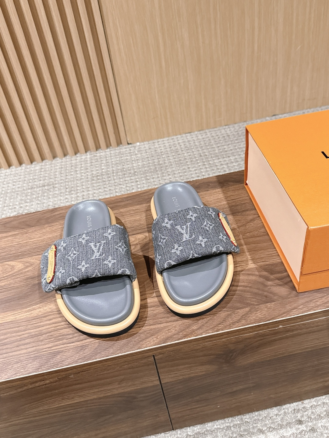 NO:789660,Men's Louis Vuitton #LouisVuitton Bread Slippers Another popular model, the latest emphasis on real down filling, LV's super popular presbyopia slippers that are at their peak as soon as they come out, feel soft and super comfortable, popular Little Red Book, high-end lazy style... There is no soul in the summer without a pair of ugly slippers. I came to plant grass today. The 23 spring rainbow color is perfect for this summer, showing a sense of luxury. The embossed silk design is full and fluffy, which is particularly good.  I fell in love with Xianbai inexplicably. The soles of the shoes are immediately increased by 3 centimeters, and the NICE Velcro design is wide and can make the feet look slimmer and more beautiful. My favorite in summer!  !  This design is so fashionable and can be paired with cool styles!  !  Size#35-44M,slippers,louis vuitton,louis vuitton,louis vuitton,slippers,down jacket19860909男 Louis Vuitton #路易威登面包拖 又一爆款 最新 强调 真羽绒填充 LV一出即巅峰的超爆款的老花拖鞋面包的脚感 软绵绵的超舒服 火爆小红书 高级慵懒风.... 夏天没有一双丑拖鞋是没有灵魂的 今天就来种草了 23开春彩虹色太适合这个夏季了显高级 感 浮雕丝绸设计饱满蓬蓬的效果特别有好感 显白莫名其妙的爱上了.鞋底立增3公分, NICE 魔术贴的设计宽宽的可以显的脚好瘦好好看 夏天最爱！！ 这个设计太时尚了 酷酷的风格也可以搭配！！ Size#35-44M,拖鞋,louis vuitton,louis vuitton,louis vuitton,slippers,down jacket,Women's Shoes