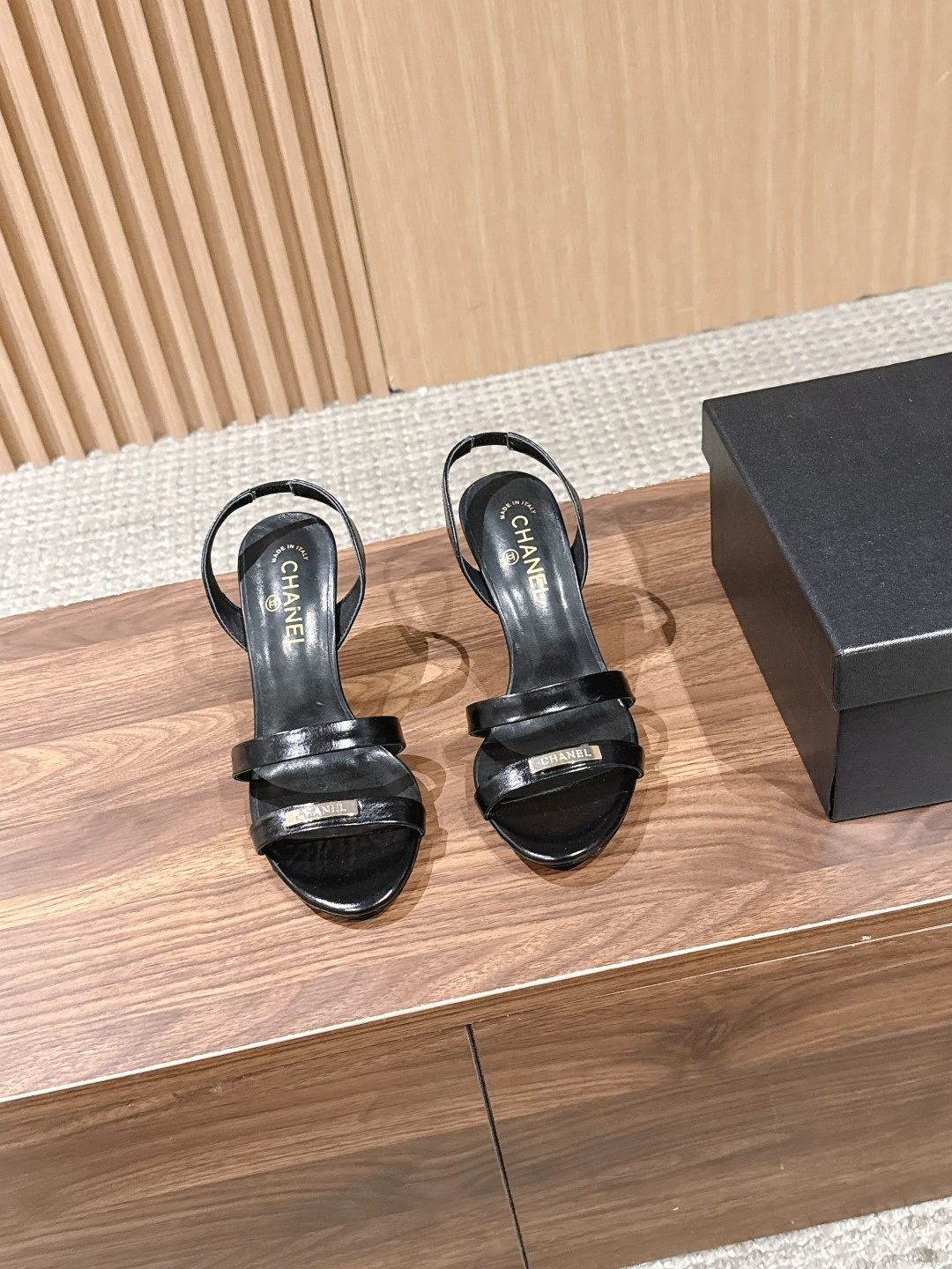 NO:789643,CHANEL Chanel 26SS early spring new gold buckle thin strap high heel sandals  The moment the wind blows over the thin straps, it is a signal of summer elegance. Metal buckle high-heeled sandals weld coolness and texture to the feet. The simple thin straps are breathable and not stuffy, and visually make the feet slimmer. The metal buckles glow with a delicate luster under the light, retro and noble. The thin heels combine elegance and aura, and you can stand out without deliberately dressing up. Paired with a suit, you will be a capable heroine, and with a dress, you will be a gentle lady. Every step carries the lightness and calmness of summer.  The lightness of the thin strap collides with the cold light of the metal, and the imprint of the buckle hides effortless fashion. It is not only a pair of shoes, but also a gentle connection between you and exquisite life. It is low-key but enough to make people fall in love at a glance. Upper cowhide leather lining Sheepskin outsole Genuine leather outsole size 35-41 (40 and 41 sizes are customized and non-refundable) Heel height 8.5cm, high-heeled sandals, chanel, chanel, sandals, high heels, skirts, business  suit,cowhide,sheepskin,leather soles19860909CHANEL 香奈儿26SS早春新款金扣细带高跟凉鞋 风掠过细带的瞬间,是夏日的优雅信号,金属饰扣高跟凉鞋,把清凉与质感焊在脚上.简约细带透气不闷脚,视觉上更显脚瘦,金属饰扣在光下泛着细腻光泽,复古又显贵.细跟兼顾优雅与气场,不用刻意打扮也能脱颖而出,配西装是干练大女主,配连衣裙是温柔大小姐,每一步都带着夏日的轻盈与从容. 细带的轻盈与金属的冷光碰撞,饰扣的印记藏着不费力的时髦,它不只是一双鞋,更是你与精致生活的温柔联结,低调却足够让人一眼沦陷. 鞋面牛皮 内里羊皮 大底真皮大底 size35-41码（40、41码定制不退换） 跟高8.5cm,高跟鞋凉鞋,chanel,chanel,sandals,high heels,skirts,business suit,cowhide,sheepskin,Leather soles,Women's Shoes