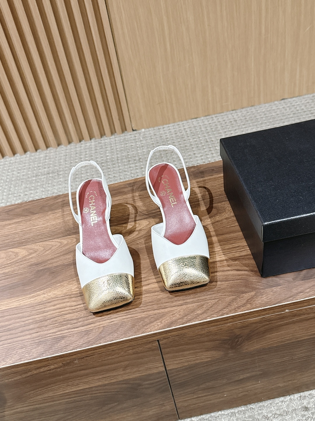 NO:789646,CHANEL Chanel 2026 spring and summer new square toe slingback, small thick heel with wide small square toe, very novel and unique, lambskin material, sheepskin lining, Italian imported cowhide sole Size 35-39 (40/41 customization is not returnable), high heels and sandals, chanel, chanel, sandals, high heels, cowhide, sheepskin19860909CHANEL 香奈儿2026春夏方头slingback新品 小粗跟搭配宽宽的小方头 很是新颖别致 小羊皮材质,羊皮内里,意大利进口牛皮底 Size 35-39（40/41定制不退换）,高跟鞋凉鞋,chanel,chanel,sandals,high heels,cowhide,sheepskin,Women's Shoes