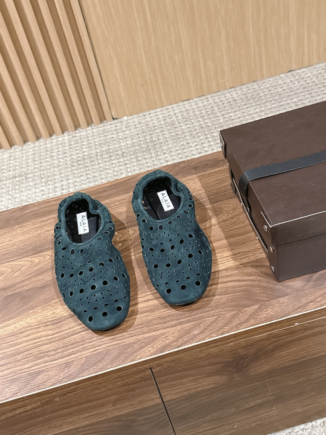 NO:789634,ALAA's new hollow-perforated loaf | A pioneering deconstructed breathable statement. Combining ALAA's iconic pioneering sharpness and softness and comfort, every step brings a free and neat aura. Dense round holes break the regularity of the shoe shape. The soft suede presents a warm matte texture. The relaxed shoe shape allows the step to be unrestricted. There is an unconventional coolness hidden in the hollow texture. Pair with a functional style jacket or a minimalist long skirt.  It is the perfect balance of coolness and comfort. It is suitable for players who prefer 'avant-garde and practical' wear. It is low-key but memorable enough. The upper is imported suede and sheepskin. The lining is imported sheepskin. The imported genuine leather outsole Size35-39 (40.41.42 is non-returnable), loafers, loafers, skirts, jackets & coats, sheepskin, chamois leather, Leather soles19860909ALAA 阿莱亚新款镂空打孔乐福｜先锋解构的透气宣言 把ALAA标志性的先锋锐利与柔软舒适揉成一体 每一步都带着自由又利落的气场 密集圆孔打破鞋型的规整 软质麂皮呈现温润哑光质感 松弛鞋型让步履毫无束缚 在镂空肌理里藏着不迎合的酷感 配机能风外套或极简长裙 是冷感与舒适的完美平衡 适合偏爱“先锋又实穿”的穿搭玩家 低调却足够有记忆点 鞋面进口麂皮.羊皮 内里进口羊皮 进口真皮大底 Size35-39（40.41.42定不退换）,乐福鞋,loafers,skirts,jackets & coats,sheepskin,chamois leather,Leather soles,Women's Shoes