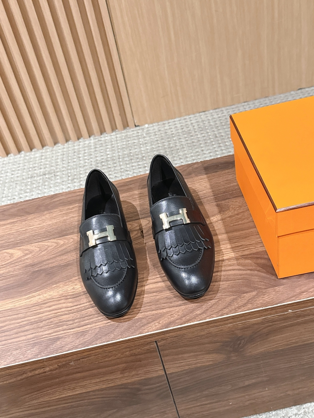 HERMES 爱马仕春夏新款 英伦复古乐福流苏皮鞋 “像一本精装版的英文诗集——封面克制，内里丰富。” 像伦敦萨维尔街上