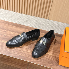 HERMES 爱马仕春夏新款 英伦复古乐福流苏皮鞋 “像一本精装版的英文诗集——封面克制,内里丰富。” 像伦敦萨维尔街上 HERMES 爱马仕春夏新款 英伦复古乐福流苏皮鞋 “像一本精装版的英文诗集——封面克制,内里丰富。” 像伦敦萨维尔街上