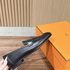 HERMES 爱马仕春夏新款 英伦复古乐福流苏皮鞋 “像一本精装版的英文诗集——封面克制,内里丰富。” 像伦敦萨维尔街上 HERMES 爱马仕春夏新款 英伦复古乐福流苏皮鞋 “像一本精装版的英文诗集——封面克制,内里丰富。” 像伦敦萨维尔街上