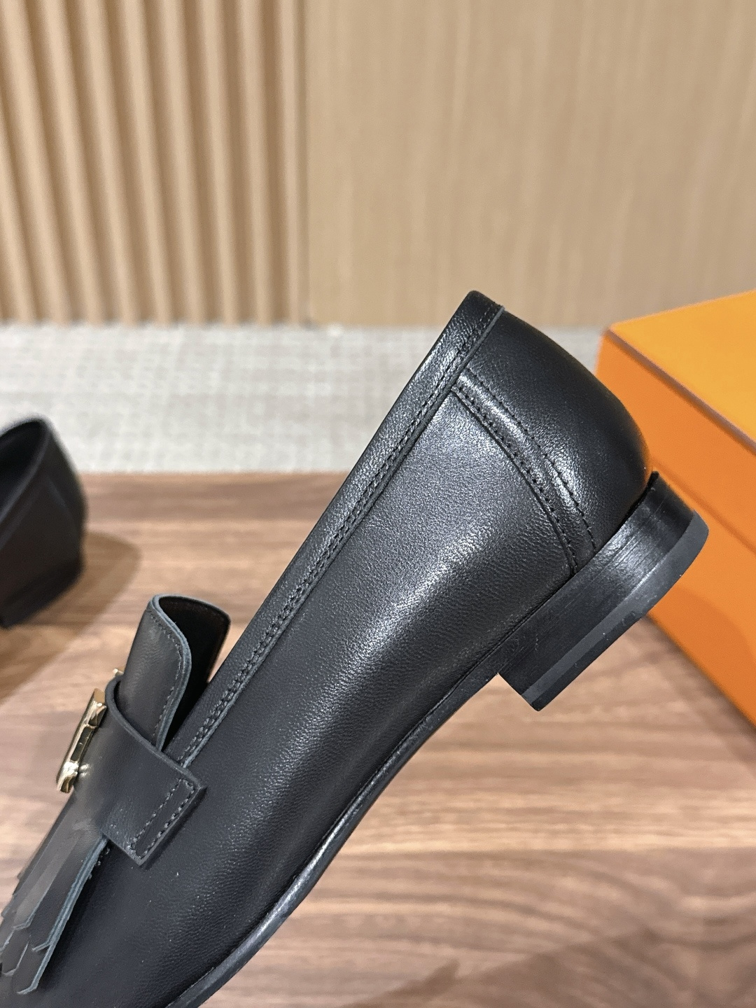 HERMES 爱马仕春夏新款 英伦复古乐福流苏皮鞋 “像一本精装版的英文诗集——封面克制,内里丰富。” 像伦敦萨维尔街上 HERMES 爱马仕春夏新款 英伦复古乐福流苏皮鞋 “像一本精装版的英文诗集——封面克制,内里丰富。” 像伦敦萨维尔街上