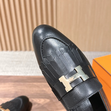 HERMES 爱马仕春夏新款 英伦复古乐福流苏皮鞋 “像一本精装版的英文诗集——封面克制,内里丰富。” 像伦敦萨维尔街上 HERMES 爱马仕春夏新款 英伦复古乐福流苏皮鞋 “像一本精装版的英文诗集——封面克制,内里丰富。” 像伦敦萨维尔街上