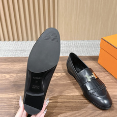 HERMES 爱马仕春夏新款 英伦复古乐福流苏皮鞋 “像一本精装版的英文诗集——封面克制,内里丰富。” 像伦敦萨维尔街上 HERMES 爱马仕春夏新款 英伦复古乐福流苏皮鞋 “像一本精装版的英文诗集——封面克制,内里丰富。” 像伦敦萨维尔街上