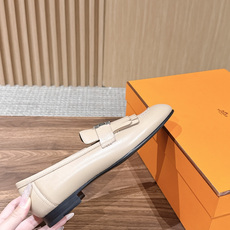 HERMES 爱马仕春夏新款 英伦复古乐福流苏皮鞋 “像一本精装版的英文诗集——封面克制,内里丰富。” 像伦敦萨维尔街上 HERMES 爱马仕春夏新款 英伦复古乐福流苏皮鞋 “像一本精装版的英文诗集——封面克制,内里丰富。” 像伦敦萨维尔街上