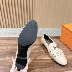 HERMES 爱马仕春夏新款 英伦复古乐福流苏皮鞋 “像一本精装版的英文诗集——封面克制,内里丰富。” 像伦敦萨维尔街上 HERMES 爱马仕春夏新款 英伦复古乐福流苏皮鞋 “像一本精装版的英文诗集——封面克制,内里丰富。” 像伦敦萨维尔街上