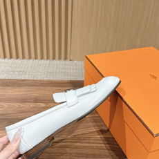 HERMES 爱马仕春夏新款 英伦复古乐福流苏皮鞋 “像一本精装版的英文诗集——封面克制,内里丰富。” 像伦敦萨维尔街上 HERMES 爱马仕春夏新款 英伦复古乐福流苏皮鞋 “像一本精装版的英文诗集——封面克制,内里丰富。” 像伦敦萨维尔街上