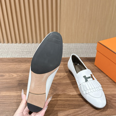 HERMES 爱马仕春夏新款 英伦复古乐福流苏皮鞋 “像一本精装版的英文诗集——封面克制,内里丰富。” 像伦敦萨维尔街上 HERMES 爱马仕春夏新款 英伦复古乐福流苏皮鞋 “像一本精装版的英文诗集——封面克制,内里丰富。” 像伦敦萨维尔街上