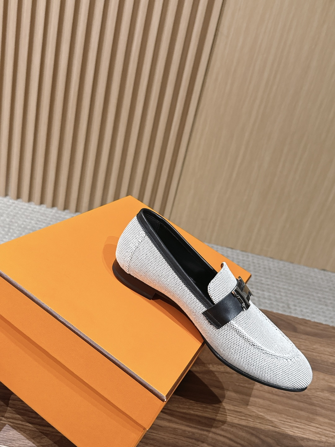 HERMES 爱马仕春夏新款 极简设计显瘦H扣乐福鞋 像一座极简主义的建筑杰作——每一根线条都有存在的理由,没有多余的装 HERMES 爱马仕春夏新款 极简设计显瘦H扣乐福鞋 像一座极简主义的建筑杰作——每一根线条都有存在的理由,没有多余的装