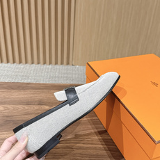 HERMES 爱马仕春夏新款 极简设计显瘦H扣乐福鞋 像一座极简主义的建筑杰作——每一根线条都有存在的理由,没有多余的装 HERMES 爱马仕春夏新款 极简设计显瘦H扣乐福鞋 像一座极简主义的建筑杰作——每一根线条都有存在的理由,没有多余的装