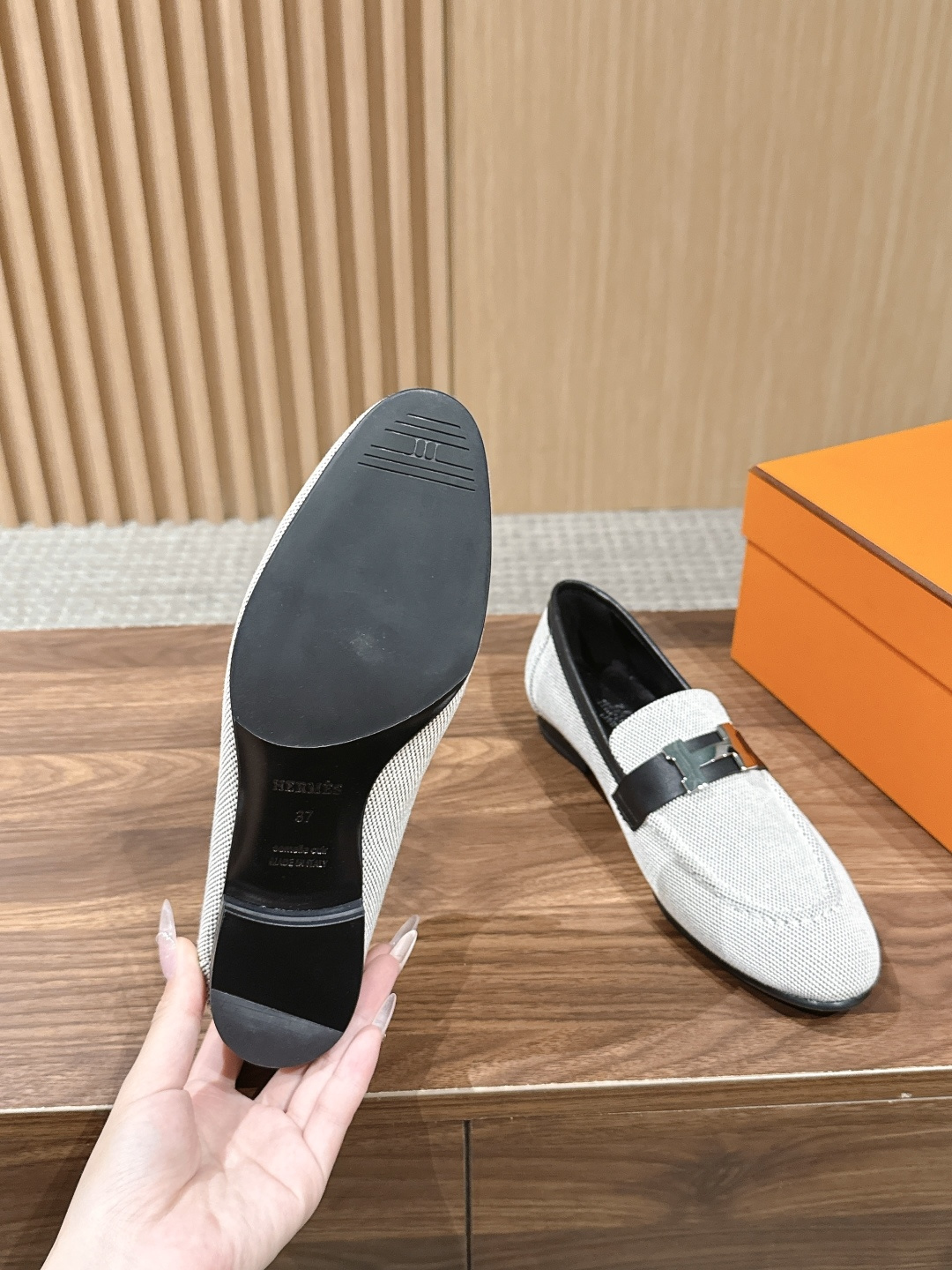 HERMES 爱马仕春夏新款 极简设计显瘦H扣乐福鞋 像一座极简主义的建筑杰作——每一根线条都有存在的理由,没有多余的装 HERMES 爱马仕春夏新款 极简设计显瘦H扣乐福鞋 像一座极简主义的建筑杰作——每一根线条都有存在的理由,没有多余的装