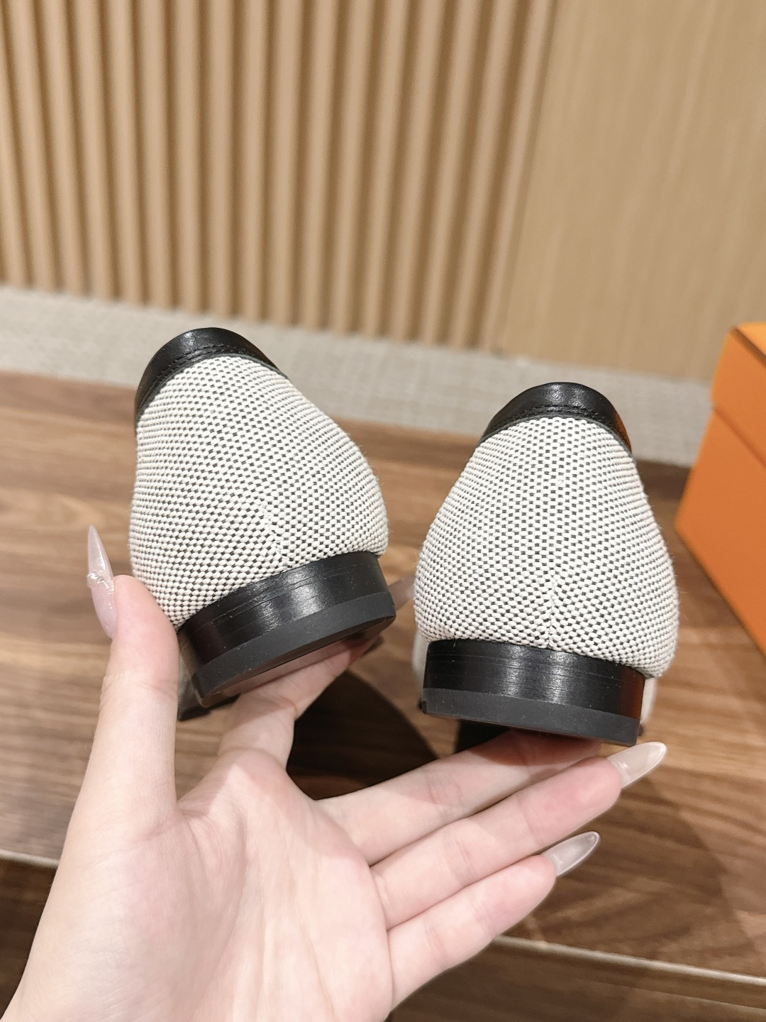 HERMES 爱马仕春夏新款 极简设计显瘦H扣乐福鞋 像一座极简主义的建筑杰作——每一根线条都有存在的理由,没有多余的装 HERMES 爱马仕春夏新款 极简设计显瘦H扣乐福鞋 像一座极简主义的建筑杰作——每一根线条都有存在的理由,没有多余的装