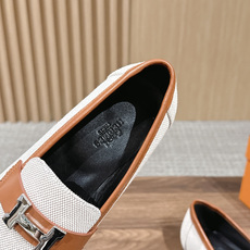 HERMES 爱马仕春夏新款 极简设计显瘦H扣乐福鞋 像一座极简主义的建筑杰作——每一根线条都有存在的理由,没有多余的装 HERMES 爱马仕春夏新款 极简设计显瘦H扣乐福鞋 像一座极简主义的建筑杰作——每一根线条都有存在的理由,没有多余的装