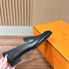 HERMES 爱马仕春夏新款 极简设计显瘦H扣乐福鞋 像一座极简主义的建筑杰作——每一根线条都有存在的理由,没有多余的装 HERMES 爱马仕春夏新款 极简设计显瘦H扣乐福鞋 像一座极简主义的建筑杰作——每一根线条都有存在的理由,没有多余的装