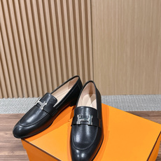 HERMES 爱马仕春夏新款 极简设计显瘦H扣乐福鞋 像一座极简主义的建筑杰作——每一根线条都有存在的理由,没有多余的装 HERMES 爱马仕春夏新款 极简设计显瘦H扣乐福鞋 像一座极简主义的建筑杰作——每一根线条都有存在的理由,没有多余的装