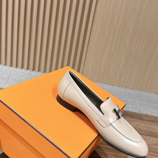 HERMES 爱马仕春夏新款 极简设计显瘦H扣乐福鞋 像一座极简主义的建筑杰作——每一根线条都有存在的理由,没有多余的装 HERMES 爱马仕春夏新款 极简设计显瘦H扣乐福鞋 像一座极简主义的建筑杰作——每一根线条都有存在的理由,没有多余的装