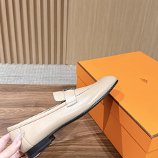 HERMES 爱马仕春夏新款 极简设计显瘦H扣乐福鞋 像一座极简主义的建筑杰作——每一根线条都有存在的理由,没有多余的装 HERMES 爱马仕春夏新款 极简设计显瘦H扣乐福鞋 像一座极简主义的建筑杰作——每一根线条都有存在的理由,没有多余的装