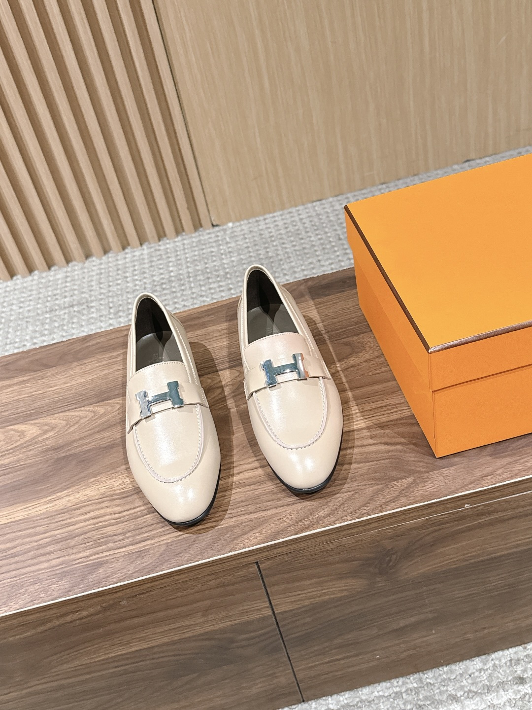 HERMES 爱马仕春夏新款 极简设计显瘦H扣乐福鞋 像一座极简主义的建筑杰作——每一根线条都有存在的理由，没有多余的装