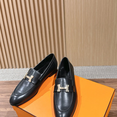 HERMES 爱马仕春夏新款 极简设计显瘦H扣乐福鞋 像一座极简主义的建筑杰作——每一根线条都有存在的理由,没有多余的装 HERMES 爱马仕春夏新款 极简设计显瘦H扣乐福鞋 像一座极简主义的建筑杰作——每一根线条都有存在的理由,没有多余的装