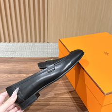 HERMES 爱马仕春夏新款 极简设计显瘦H扣乐福鞋 像一座极简主义的建筑杰作——每一根线条都有存在的理由,没有多余的装 HERMES 爱马仕春夏新款 极简设计显瘦H扣乐福鞋 像一座极简主义的建筑杰作——每一根线条都有存在的理由,没有多余的装