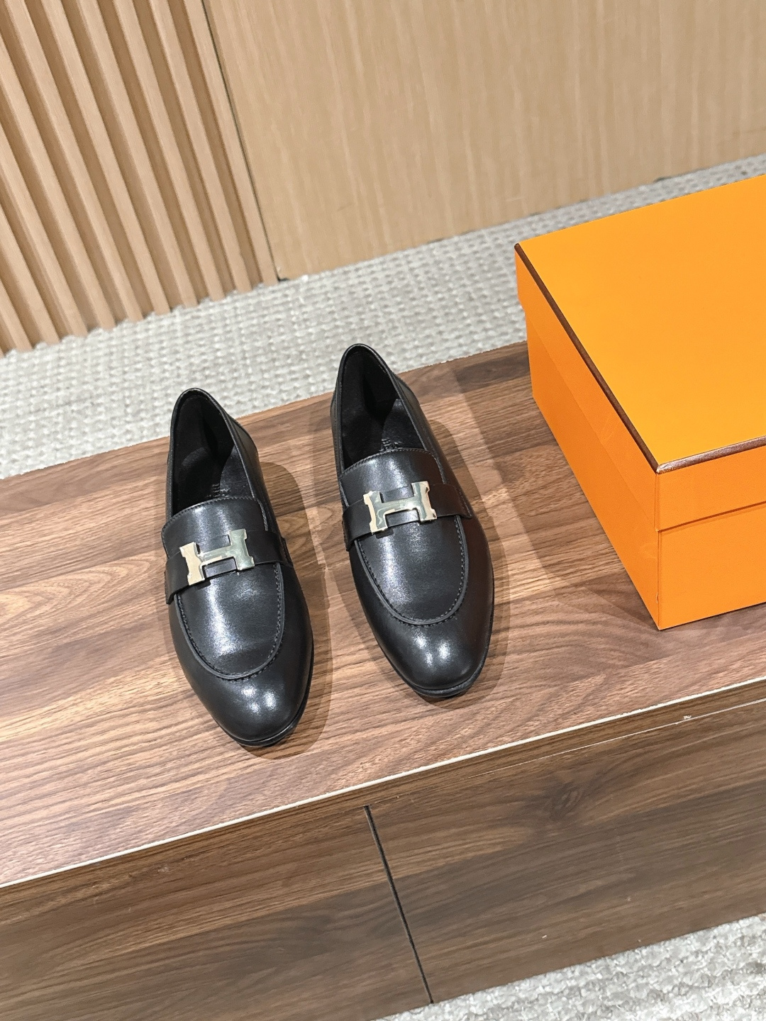 HERMES 爱马仕春夏新款 极简设计显瘦H扣乐福鞋 像一座极简主义的建筑杰作——每一根线条都有存在的理由，没有多余的装