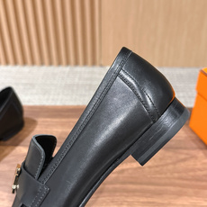 HERMES 爱马仕春夏新款 极简设计显瘦H扣乐福鞋 像一座极简主义的建筑杰作——每一根线条都有存在的理由,没有多余的装 HERMES 爱马仕春夏新款 极简设计显瘦H扣乐福鞋 像一座极简主义的建筑杰作——每一根线条都有存在的理由,没有多余的装