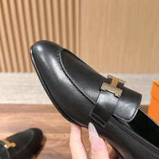 HERMES 爱马仕春夏新款 极简设计显瘦H扣乐福鞋 像一座极简主义的建筑杰作——每一根线条都有存在的理由,没有多余的装 HERMES 爱马仕春夏新款 极简设计显瘦H扣乐福鞋 像一座极简主义的建筑杰作——每一根线条都有存在的理由,没有多余的装