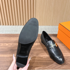 HERMES 爱马仕春夏新款 极简设计显瘦H扣乐福鞋 像一座极简主义的建筑杰作——每一根线条都有存在的理由,没有多余的装 HERMES 爱马仕春夏新款 极简设计显瘦H扣乐福鞋 像一座极简主义的建筑杰作——每一根线条都有存在的理由,没有多余的装