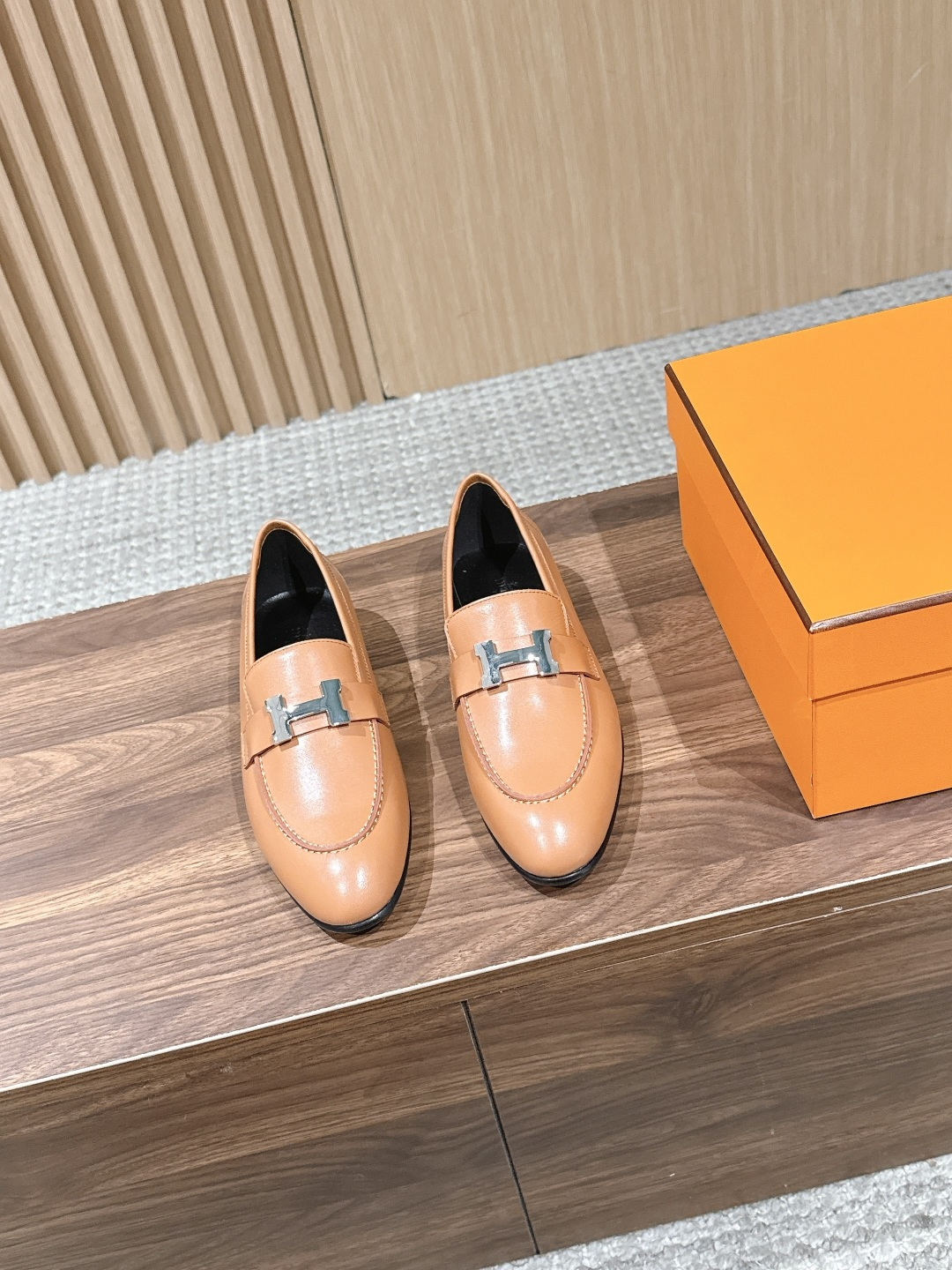 HERMES 爱马仕春夏新款 极简设计显瘦H扣乐福鞋 像一座极简主义的建筑杰作——每一根线条都有存在的理由，没有多余的装