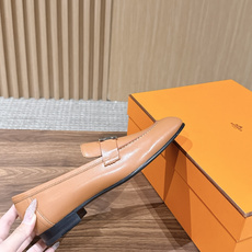 HERMES 爱马仕春夏新款 极简设计显瘦H扣乐福鞋 像一座极简主义的建筑杰作——每一根线条都有存在的理由,没有多余的装 HERMES 爱马仕春夏新款 极简设计显瘦H扣乐福鞋 像一座极简主义的建筑杰作——每一根线条都有存在的理由,没有多余的装