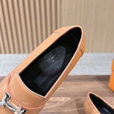 HERMES 爱马仕春夏新款 极简设计显瘦H扣乐福鞋 像一座极简主义的建筑杰作——每一根线条都有存在的理由,没有多余的装 HERMES 爱马仕春夏新款 极简设计显瘦H扣乐福鞋 像一座极简主义的建筑杰作——每一根线条都有存在的理由,没有多余的装