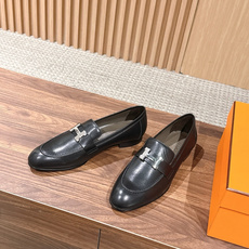 HERMES 爱马仕春夏新款 极简设计显瘦H扣乐福鞋 像一座极简主义的建筑杰作——每一根线条都有存在的理由,没有多余的装 HERMES 爱马仕春夏新款 极简设计显瘦H扣乐福鞋 像一座极简主义的建筑杰作——每一根线条都有存在的理由,没有多余的装