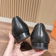 HERMES 爱马仕春夏新款 极简设计显瘦H扣乐福鞋 像一座极简主义的建筑杰作——每一根线条都有存在的理由,没有多余的装 HERMES 爱马仕春夏新款 极简设计显瘦H扣乐福鞋 像一座极简主义的建筑杰作——每一根线条都有存在的理由,没有多余的装