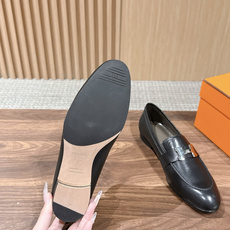 HERMES 爱马仕春夏新款 极简设计显瘦H扣乐福鞋 像一座极简主义的建筑杰作——每一根线条都有存在的理由,没有多余的装 HERMES 爱马仕春夏新款 极简设计显瘦H扣乐福鞋 像一座极简主义的建筑杰作——每一根线条都有存在的理由,没有多余的装