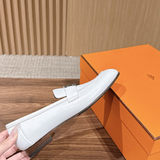 HERMES 爱马仕春夏新款 极简设计显瘦H扣乐福鞋 像一座极简主义的建筑杰作——每一根线条都有存在的理由,没有多余的装 HERMES 爱马仕春夏新款 极简设计显瘦H扣乐福鞋 像一座极简主义的建筑杰作——每一根线条都有存在的理由,没有多余的装