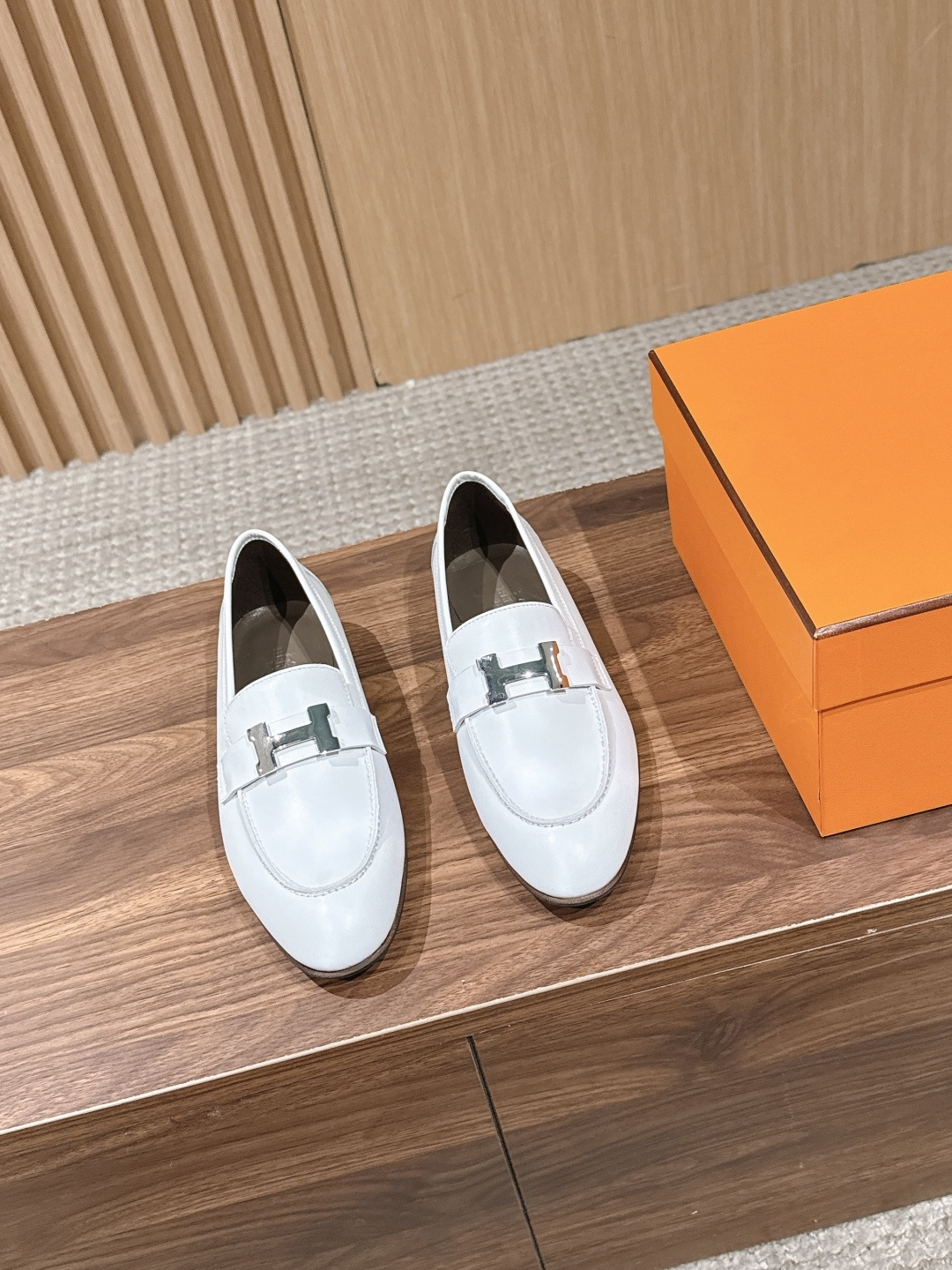 HERMES 爱马仕春夏新款 极简设计显瘦H扣乐福鞋 像一座极简主义的建筑杰作——每一根线条都有存在的理由，没有多余的装