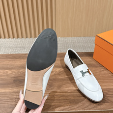 HERMES 爱马仕春夏新款 极简设计显瘦H扣乐福鞋 像一座极简主义的建筑杰作——每一根线条都有存在的理由,没有多余的装 HERMES 爱马仕春夏新款 极简设计显瘦H扣乐福鞋 像一座极简主义的建筑杰作——每一根线条都有存在的理由,没有多余的装