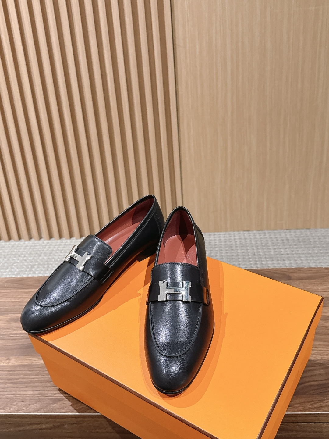 HERMES 爱马仕春夏新款 极简设计显瘦H扣乐福鞋 像一座极简主义的建筑杰作——每一根线条都有存在的理由,没有多余的装 HERMES 爱马仕春夏新款 极简设计显瘦H扣乐福鞋 像一座极简主义的建筑杰作——每一根线条都有存在的理由,没有多余的装