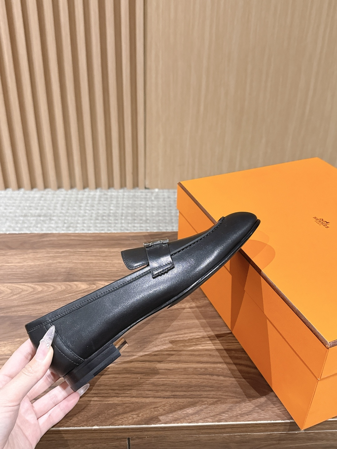 HERMES 爱马仕春夏新款 极简设计显瘦H扣乐福鞋 像一座极简主义的建筑杰作——每一根线条都有存在的理由,没有多余的装 HERMES 爱马仕春夏新款 极简设计显瘦H扣乐福鞋 像一座极简主义的建筑杰作——每一根线条都有存在的理由,没有多余的装