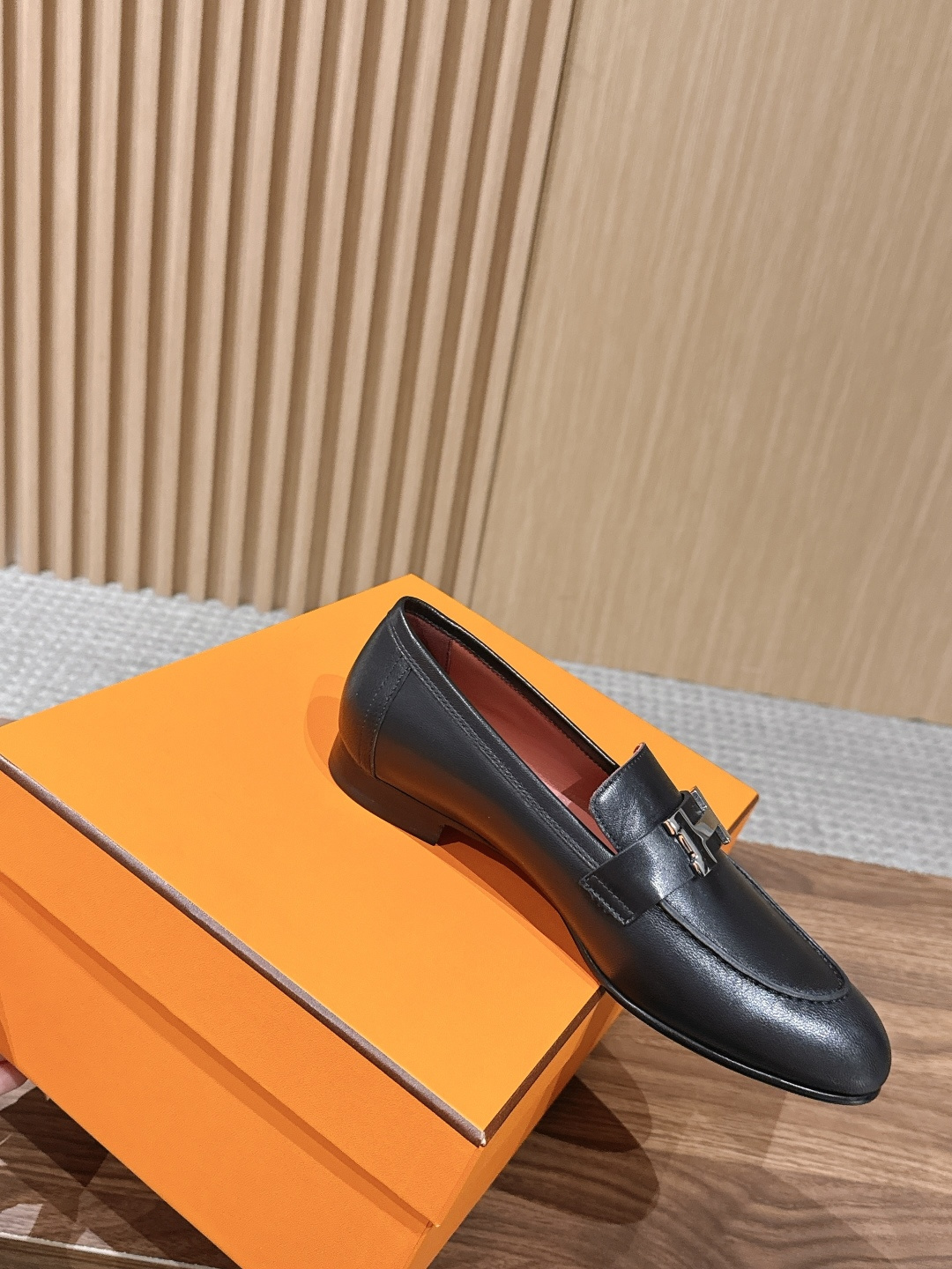 HERMES 爱马仕春夏新款 极简设计显瘦H扣乐福鞋 像一座极简主义的建筑杰作——每一根线条都有存在的理由,没有多余的装 HERMES 爱马仕春夏新款 极简设计显瘦H扣乐福鞋 像一座极简主义的建筑杰作——每一根线条都有存在的理由,没有多余的装