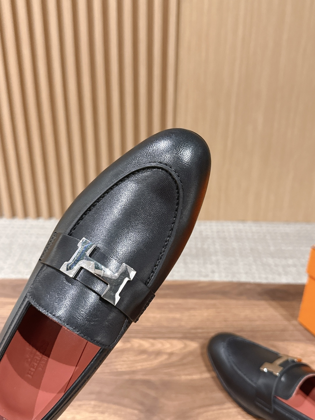 HERMES 爱马仕春夏新款 极简设计显瘦H扣乐福鞋 像一座极简主义的建筑杰作——每一根线条都有存在的理由,没有多余的装 HERMES 爱马仕春夏新款 极简设计显瘦H扣乐福鞋 像一座极简主义的建筑杰作——每一根线条都有存在的理由,没有多余的装