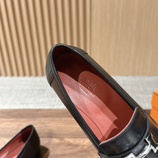 HERMES 爱马仕春夏新款 极简设计显瘦H扣乐福鞋 像一座极简主义的建筑杰作——每一根线条都有存在的理由,没有多余的装 HERMES 爱马仕春夏新款 极简设计显瘦H扣乐福鞋 像一座极简主义的建筑杰作——每一根线条都有存在的理由,没有多余的装