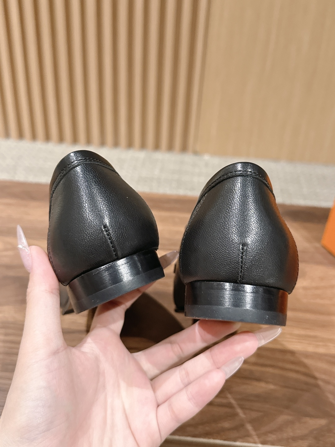 HERMES 爱马仕春夏新款 极简设计显瘦H扣乐福鞋 像一座极简主义的建筑杰作——每一根线条都有存在的理由,没有多余的装 HERMES 爱马仕春夏新款 极简设计显瘦H扣乐福鞋 像一座极简主义的建筑杰作——每一根线条都有存在的理由,没有多余的装