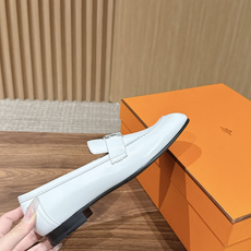 HERMES 爱马仕春夏新款 极简设计显瘦H扣乐福鞋 像一座极简主义的建筑杰作——每一根线条都有存在的理由,没有多余的装 HERMES 爱马仕春夏新款 极简设计显瘦H扣乐福鞋 像一座极简主义的建筑杰作——每一根线条都有存在的理由,没有多余的装