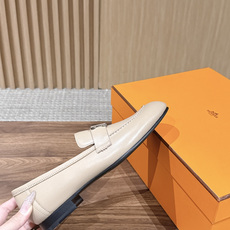 HERMES 爱马仕春夏新款 极简设计显瘦H扣乐福鞋 像一座极简主义的建筑杰作——每一根线条都有存在的理由,没有多余的装 HERMES 爱马仕春夏新款 极简设计显瘦H扣乐福鞋 像一座极简主义的建筑杰作——每一根线条都有存在的理由,没有多余的装